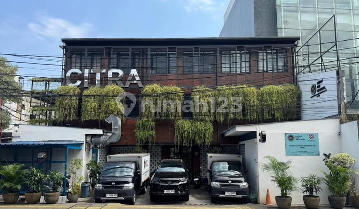 Gedung Kantor 3 Lantai di Area Komerisal Farmawati