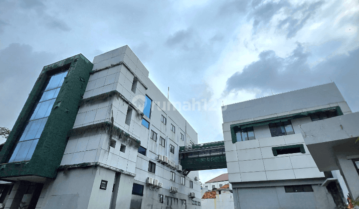 Gedung Lokasi Strategis Di Manggara, Pinggir Jalan - 2 Gedung Terhubung Jembatan  1