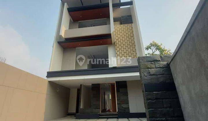 Rumah Baru 3 Lantai di Ampera Kemang 2