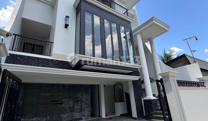 Brand New American Classic Home Premium Area