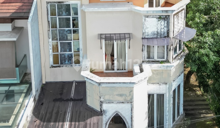 Classic House Within a Townhouse in the Pondok Indah Area