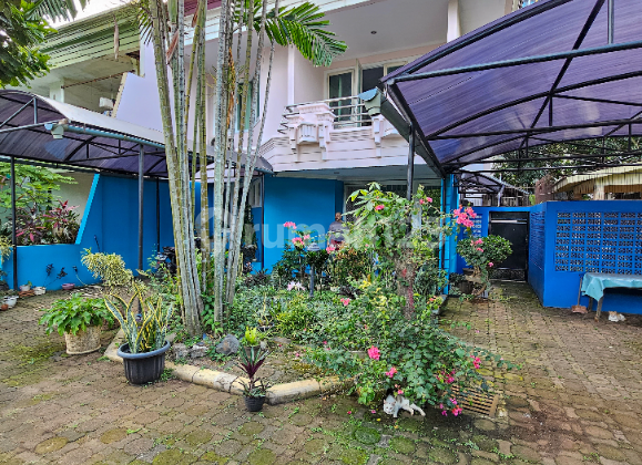 Well-Maintained Old House Within a Townhouse in Cilandak 2