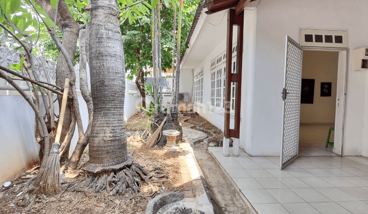 Rumah Putih Cantik 2 Lantai di Pulomas, Jakarta Timur 2