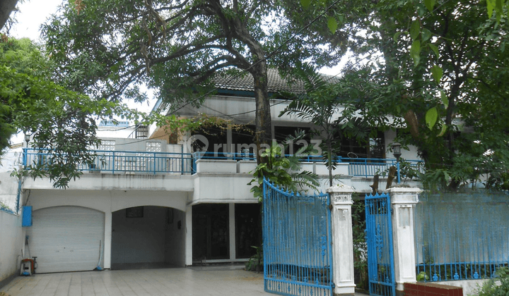 Rumah Besar Pinggir Jalan Utama With Pool di Lebak Bulus 1