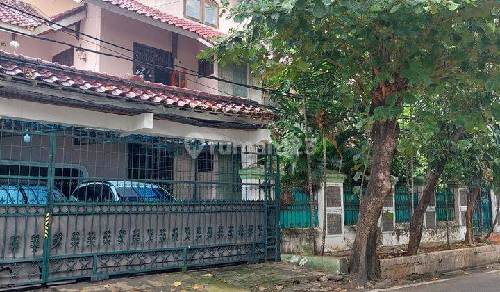 Rumah Hoek Kawasan Komersil di Tebet Timur 1