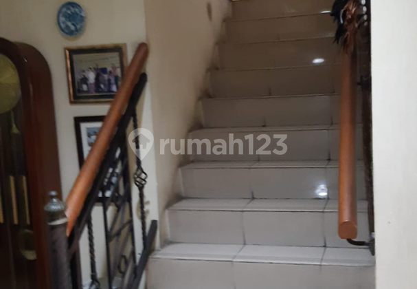 Rumah Lama Hitung Tanah di Kawasan Elit Martimbang Kebayoran Baru