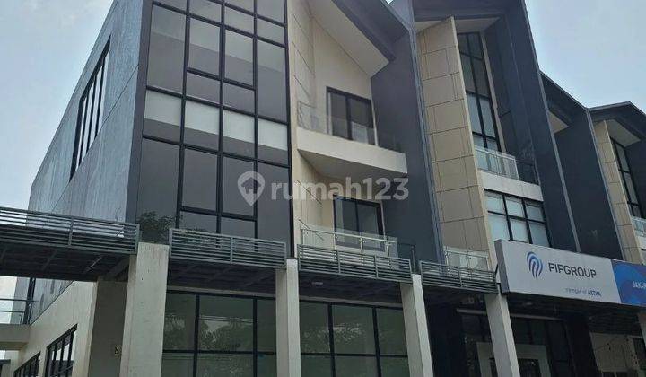 Disewakan Ruko baru di New East JGC 3,5 Lantai 3 Facade

 1