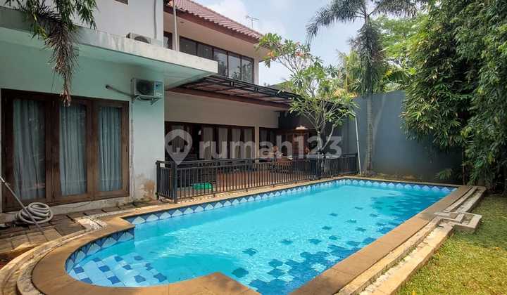 Ready-to-Occupy House in a Townhouse in Lebak Bulus