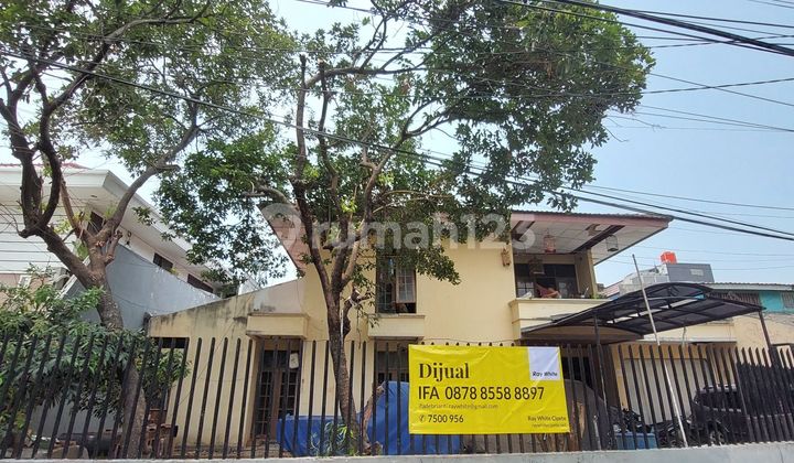 Rumah Lama Halaman Luas Hitung Tanah di Lokasi Strategis Kebon Jeruk
