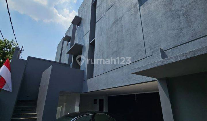 Rumah Baru Design Modern Industrial di Kemang Bebas Banjir 1