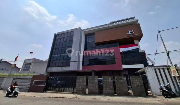 Gedung Kantor 4 Lantai Terletak di Jalan Ramai Dekat Pintu Tol Jatibening Bekasi