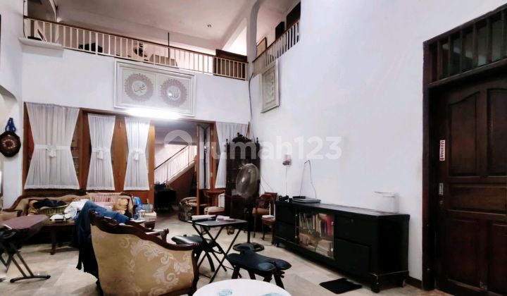 Well-Maintained Old House on a Wide Street in the Tebet Area 2