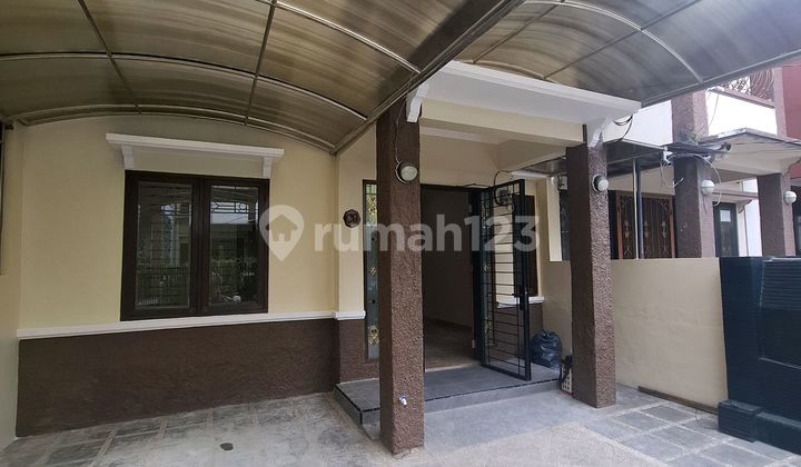 Ready-to-Occupy House in a Complex in a Strategic Location, Bintara, Bekasi 2