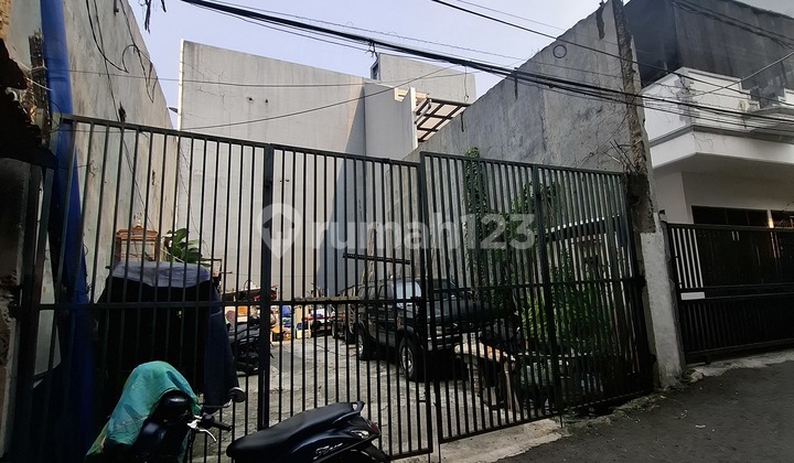 Shop House Suitable for Office or Boarding House in Front of Gancit, South Jakarta 2
