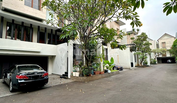 Rumah Mewah Dalam Townhouse Ekslusif
Dengan Private Pool
di Area Cilandak Belakang Citos
