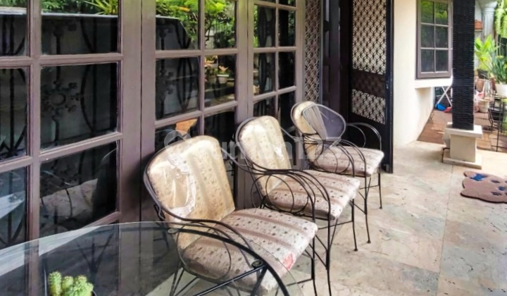 Rumah Lama Terawat Jalan Lebar di Area Tebet