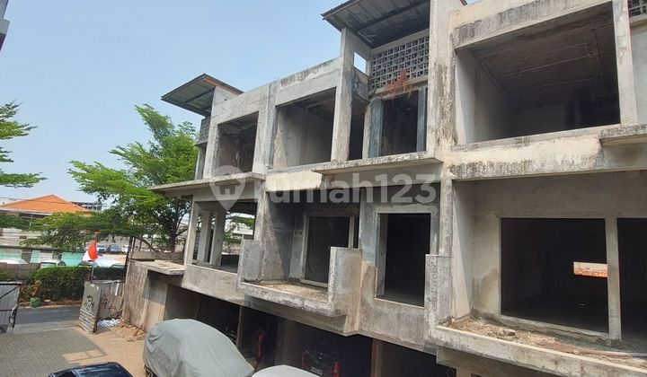Rumah 8 Unit Dalam Townhouse Kondisi Setengah Jadi Hitung Tanah Di Menteng Atas Jaksel
