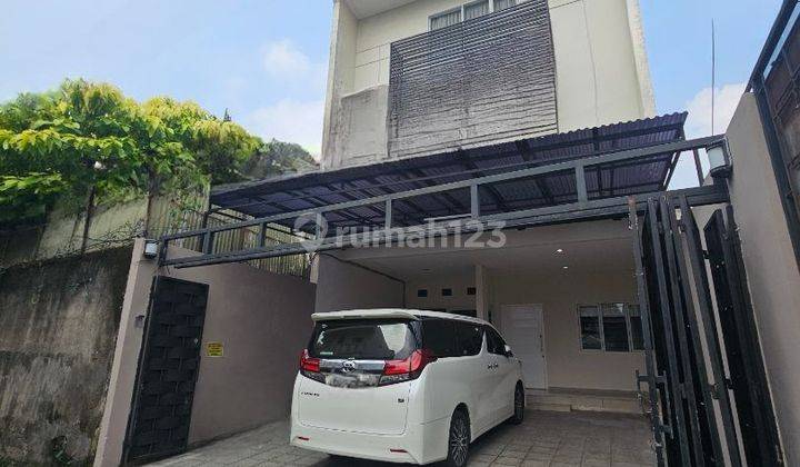 Rumah Bagus 3 Lantai dengan Pool di Kemang Barat 1