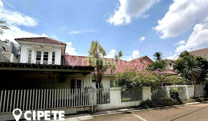 Rumah Cantik di Depan Taman Dalam Komplek Cipete Jakarta Selatan
