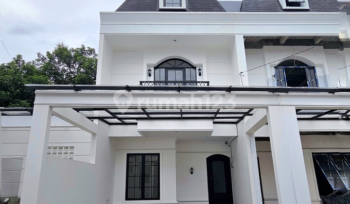 Rumah Brand New Indent dengan Style Klasik Modern di Lebak Bulus Jaksel