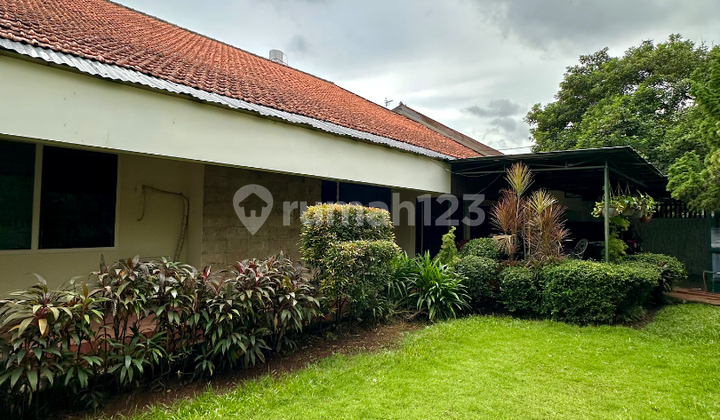 Rumah Lama Siap Huni Akses Jalan Besar di Kebayoran Baru