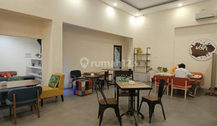 For Sale For Rent
Dijual Rumah Coffee shop yang sedang sangat berkembang di Kebayoran Baru Jakarta Selatan
Lokasi strategis jalan akses lebar dan ramai. 1