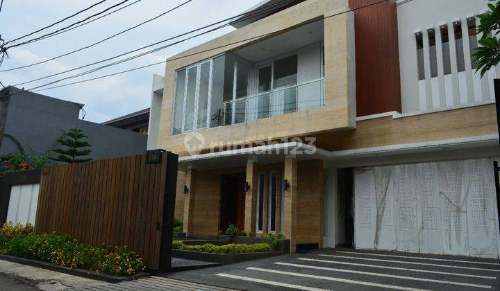 Rumah Mewah Siap Huni di Kemang Jakarta Selatan

 1