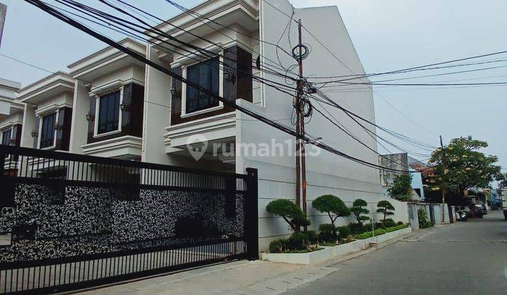 Rumah Baru design Klasik Modern Siap Huni hanya 3 menitan ke pintu Tol Kukusan Depok Jawa Barat

 2