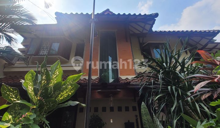 Rumah cantik depan taman dekat Sudirman