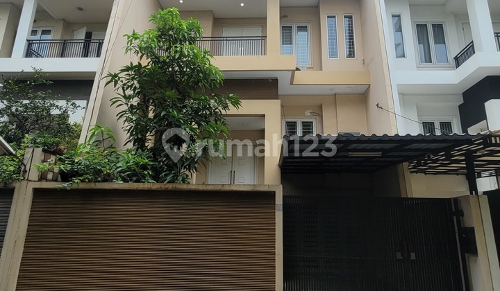 Rumah 3 Lantai di Pondok Indah