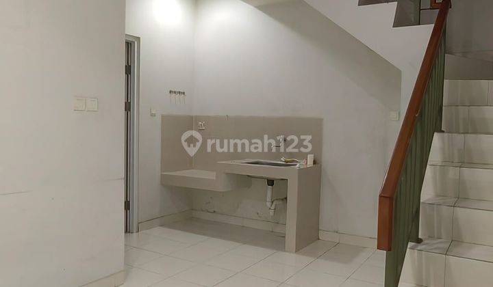 ruang tamu dijual cepat rumah 2 lantai