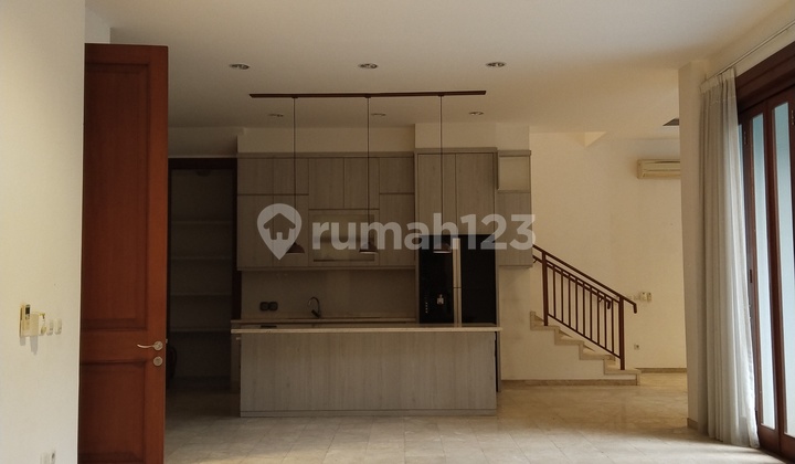 Disewakan Rumah Eksklusif 2 Lantai di Kemang - Jakarta Selatan 2