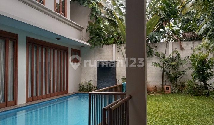 Disewakan Rumah Eksklusif 2 Lantai di Kemang - Jakarta Selatan