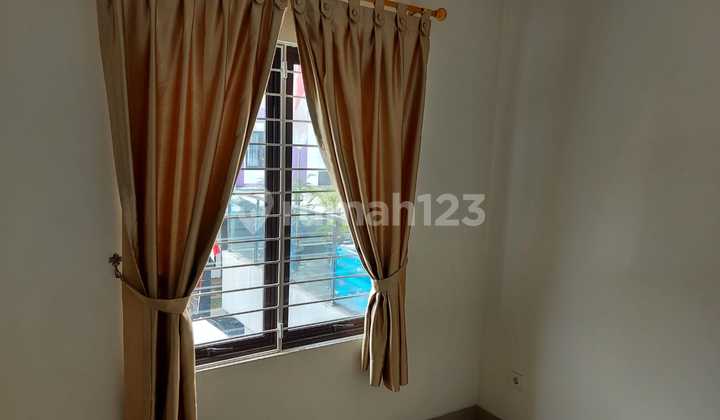 Dijual: Rumah Dua Lantai di Cluster Madrid, Palem Semi Tangerang 2