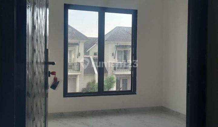 DISEWAKAN CEPAT RUMAH RAPI BAGUS POSISI HOEK DI CLUSTER PINEWOOD BANJAR WIJAYA 2