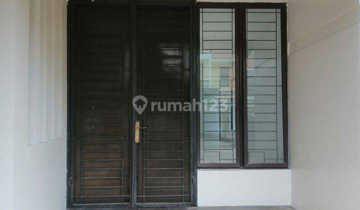 Rumah Mewah Bernuansa Modern Dekat Dengan Taman di Legenda Wisata  2