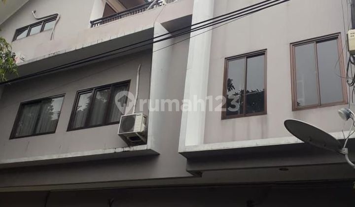 Rumah di Jln. Kebayoran Lama Jaksel. 3 Lantai SHM Bagus