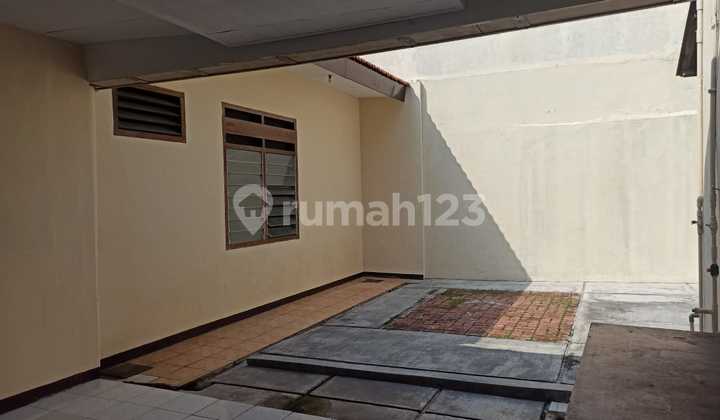 Rumah Bagus Murah. Rawamangun Dijaman Besar Pinggir Jalan. Cocok Buat Tempat Tinggal, Usaha Dan Kantor. Akses Jalan 4 Mobil 2