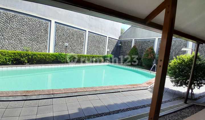For Rent 2-Story House with Pool, Comfortable and Quiet Environment, 24-Hour Security in Pondok Indah, South Jakarta