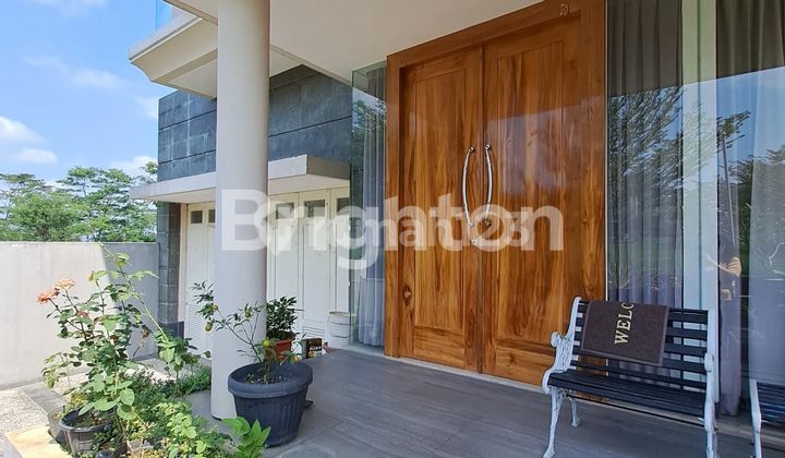 Luxury House at an Affordable Price with a Large Swimming Pool Facility in Araya Malang