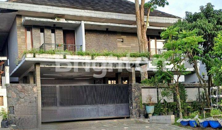 Rumah luas berlantai dua dengan gaya minimalis di ARAYA 1