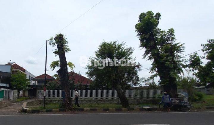 RUMAH dengan LAHAN LUAS di KEPANJEN 1