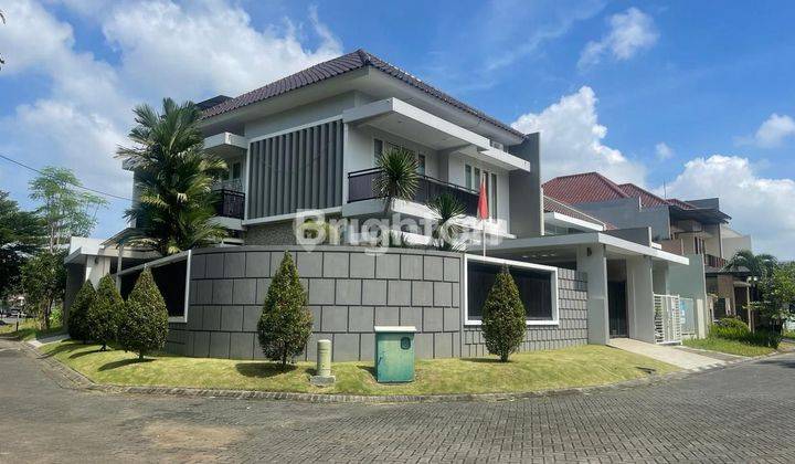 Rumah mewah 2 lantai berperabot di Araya Malang 1