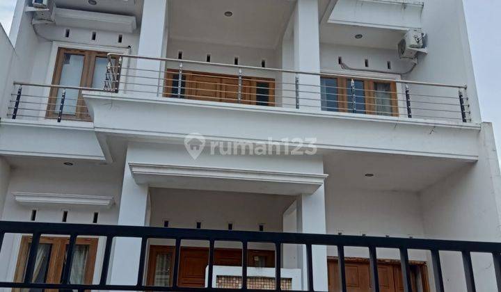 Rumah Cantik 3 Lantai Siap Huni di Maguwoharjo 1