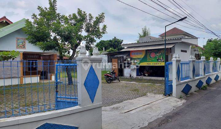 Dijual Cepat Rumah Dengan Halaman Super Luas, Strategis Dekat Sekolah DeBrito !! 1