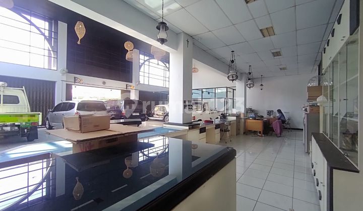 Strategic Business Space in a Busy Area, Next to the Main Road, Ample Parking