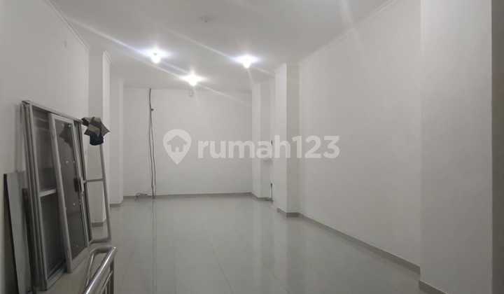 Nice 3-Storey Shophouse Strategic Location in Office and Commercial Area with Main Road Access Suitable for All Types of Businesses 2