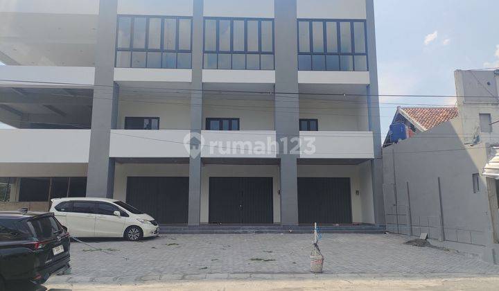 Ruko Jejer 2 Lantai Bangunan Baru Dekat Kampus Dan Sekolah Di Depok Sleman, Sangat Strategis Cocok Untuk Segala Macam Jenis Usaha, Parkir Luas. 1