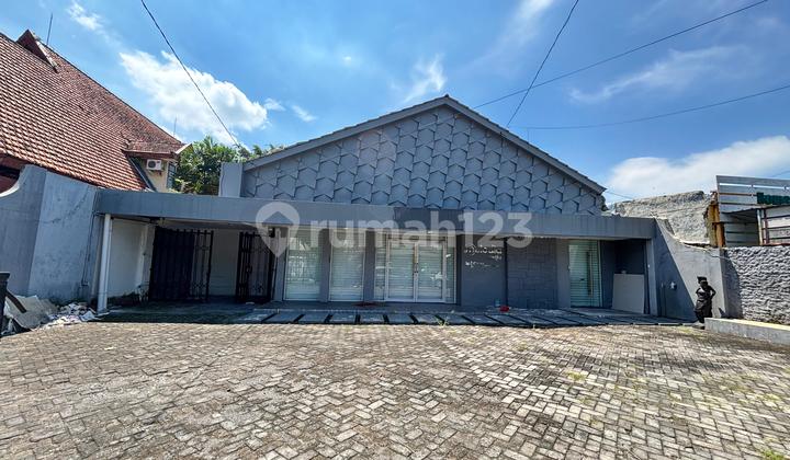 Well-Maintained Business Space in Strategic Location, Gondokusuman, Yogyakarta City. Wide Parking, Ready to Use, Suitable for Office.