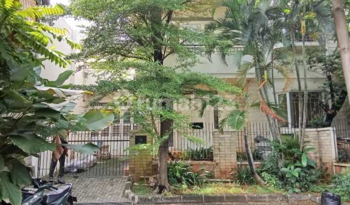 rumah bagus siap huni lokasi elit dalam komplek mega kebon jeruk jakarta barat.